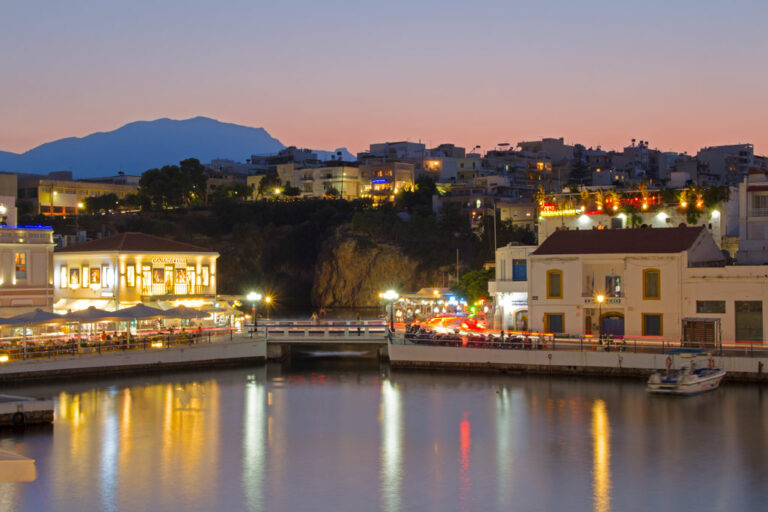 Agios Nikolaos bei Nacht