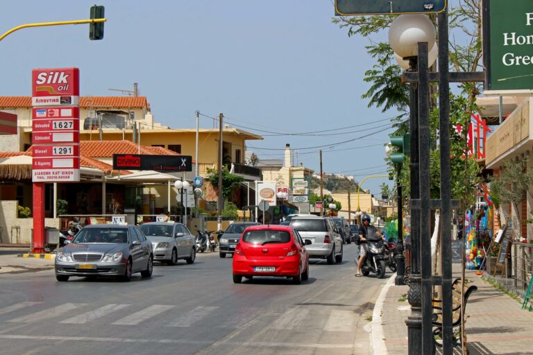 Durchgangsstraße mit Tankstelle in Agia Marina auf Kreta