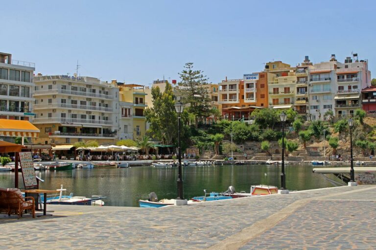 Fischerboote am Voulismeni See der auch Artemis Becken genannt wird