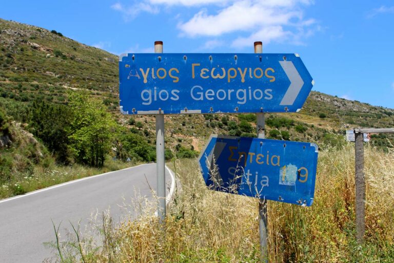 das griechische Alphabet auf einem Verkehrsschild auf Kreta in Griechenland