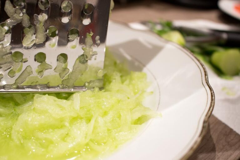 Gurke raspeln für Tzatziki