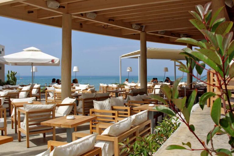 Stalis auf Kreta mit Meer im Hintergrund