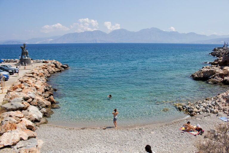 Strandbucht am Hafen von Agios Nikolaos