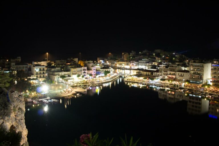 Voulismeni-See am Abend bei Nacht